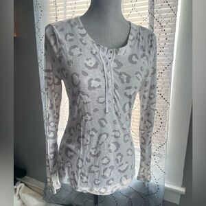 Maurices Light Gray Animal Print Long Sleeve Top